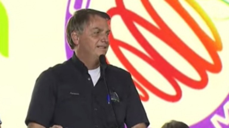 Bolsonaro diz que economia vai "muito bem" e descarta trocas no ministério