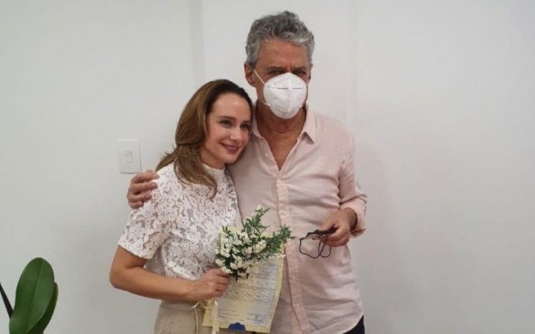 Chico Buarque e Carol Proner se casam em cartório no Rio de Janeiro