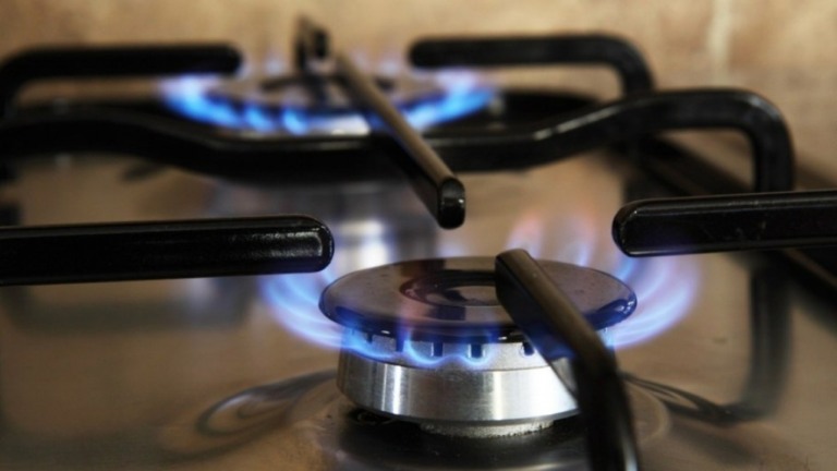 Gás de cozinha caro faz lenha superar GLP na maioria das residências