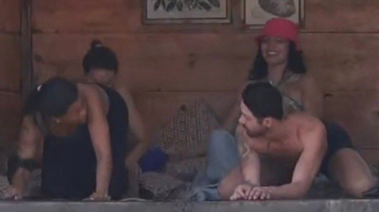 'A Fazenda 13': Tati e Rico dão 'aula' sobre sexo anal e Record corta cenas