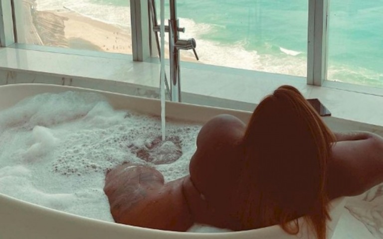 Jojo Todynho aproveita o fim de semana com o namorado em luxuoso hotel