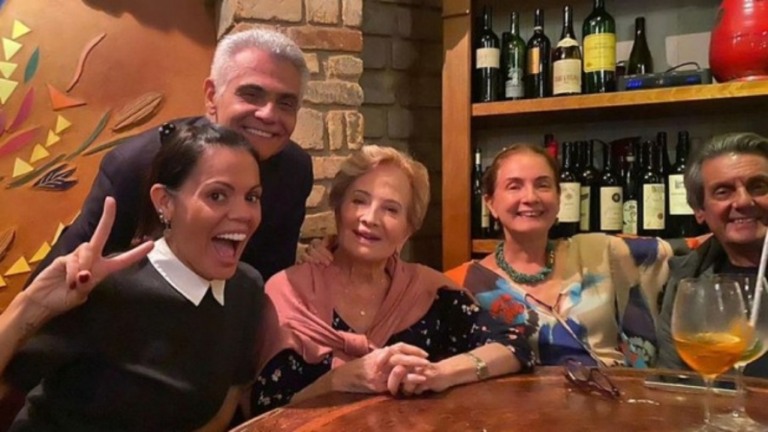 Sorridente, Glória Menezes aparece em foto de família