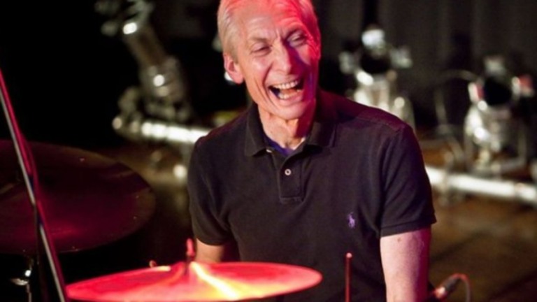 Vídeo: Mick Jagger faz tributo a Charlie Watts no início de turnê