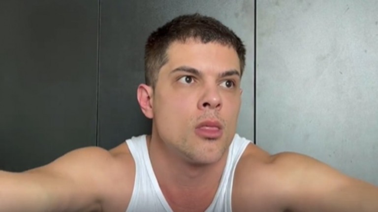 Ex-Malhação chora após ser criticado por vídeos adultos: "Não sou um objeto"