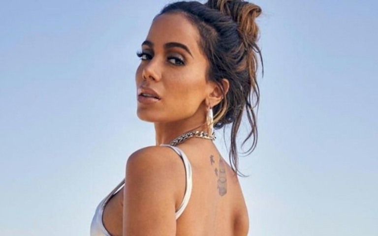 Anitta é clicada com "seios fartos" na casa de Cara Delevingne