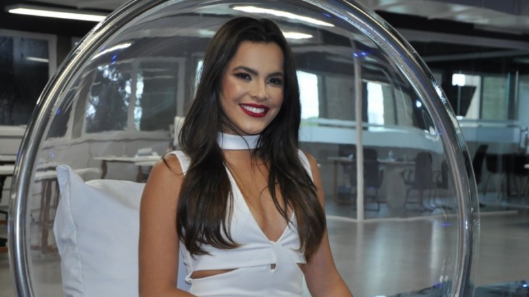 Fora do elenco de 'A Fazenda 13', Emilly Araújo estreia quadro no novo "TV Fama"