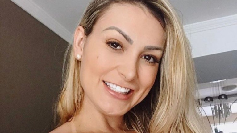 Andressa Urach culpa 'Igreja Universal' por internação em clínica psiquiátrica