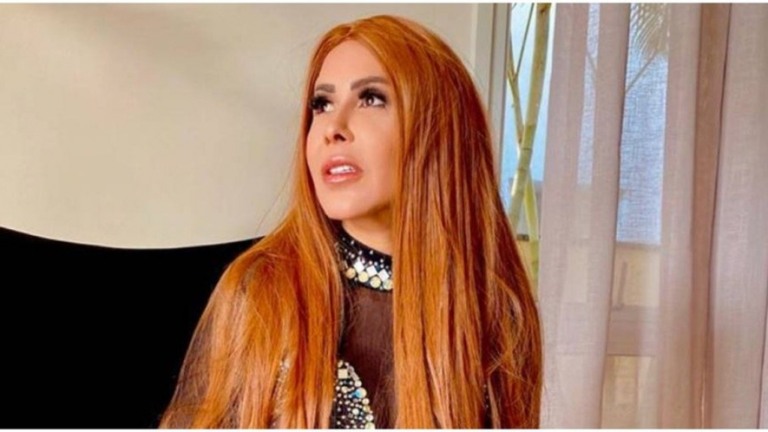 Sem beijar há 3 anos, Joelma quebra jejum com ator