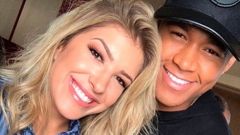 Lore Improta e Léo Santana chegam a hospital em Salvador