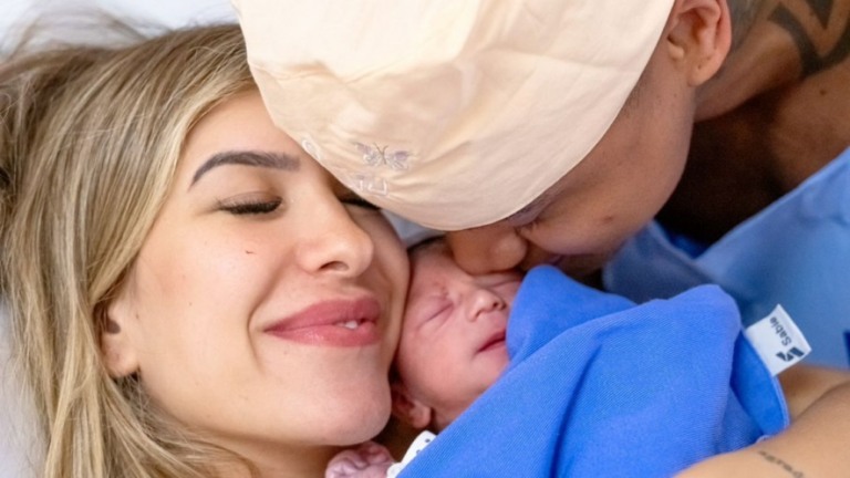 Nasce filha de Lorena Improta e Léo Santana; casal mostra o rosto do bebê