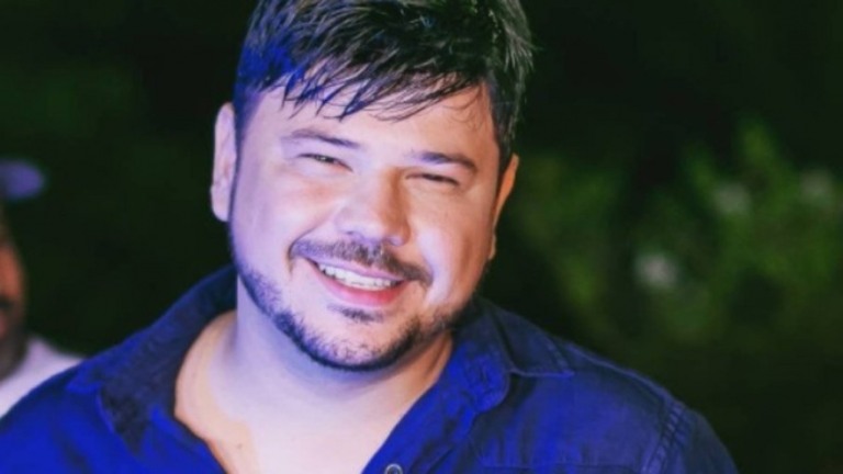 Cantor é encontrado morto dentro de carro e polícia suspeita de overdose