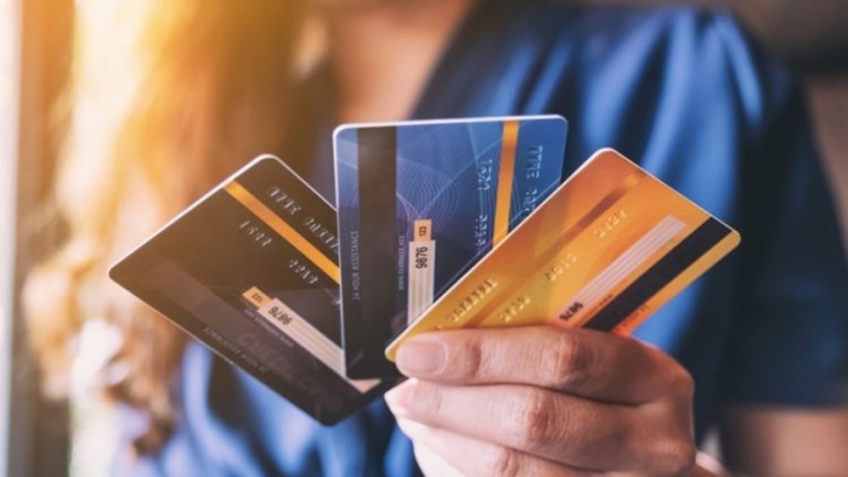Juros do cheque especial e do cartão de crédito subiram; veja como te afeta