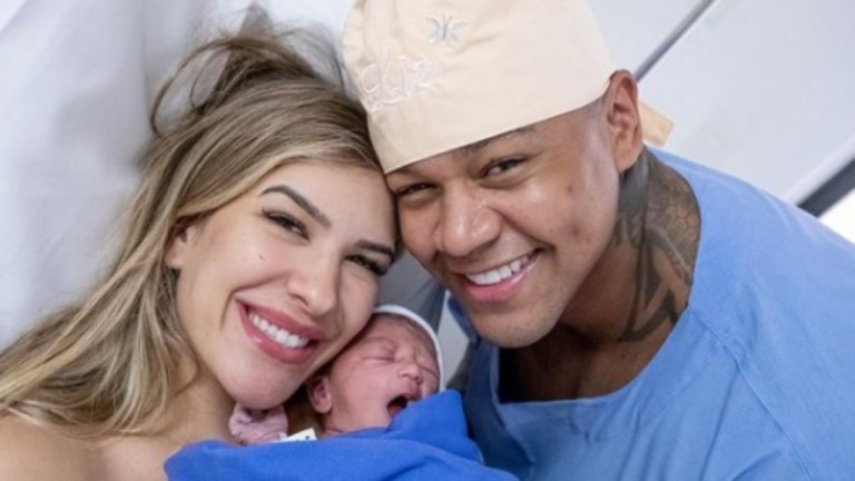 Léo Santana dá primeiro banho em filha e comemora: "Me saí bem"