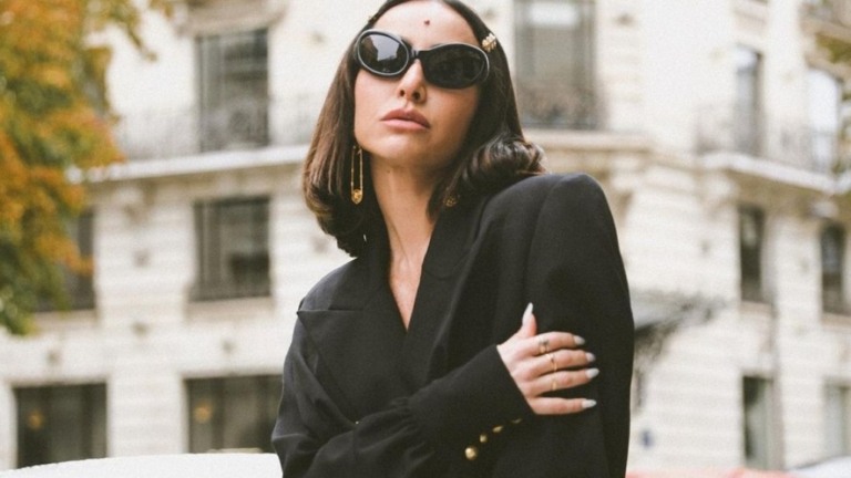 Sabrina Sato esbanja estilo em passeios pelas ruas de Paris