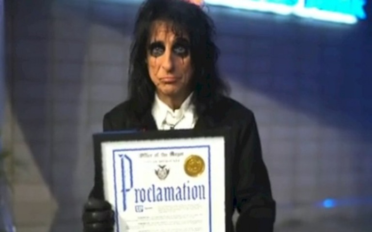 Alice Cooper é homenageado em Milwaukee pelo prefeito da cidade