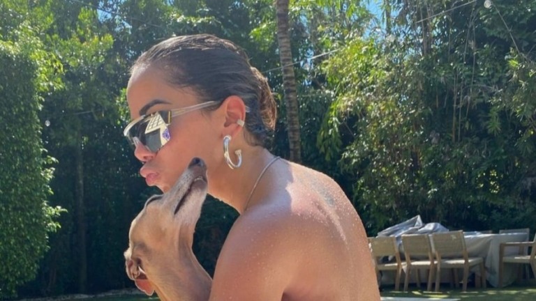 Anitta aparece de topless ao lado de Plínio e fãs comentam: "Que mulher"