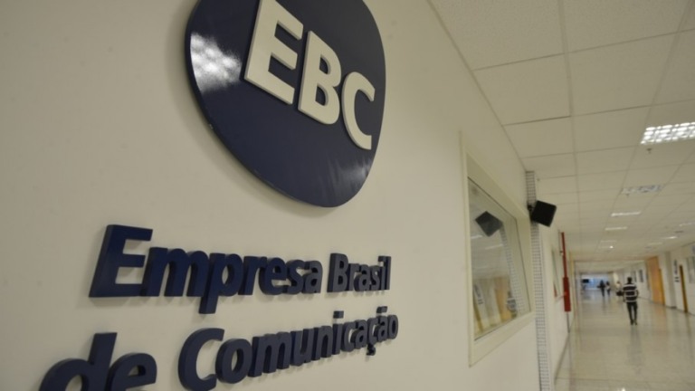 Ex-assessor de Jair e Eduardo Bolsonaro é nomeado para cargo de R$ 14 mil na EBC