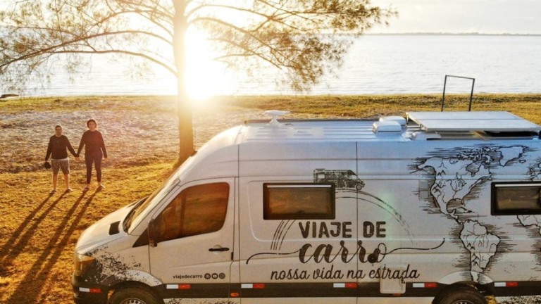Casal vende apartamento para viajar em um motorhome: "Não me sentia segura"