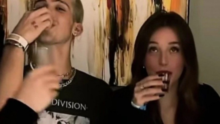 Duda Reis e João Guilherme se beijam em balada