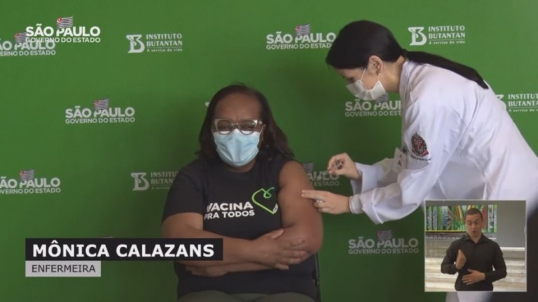 Primeira vacinada, Mônica Calazans recebe dose de reforço da vacina contra covid