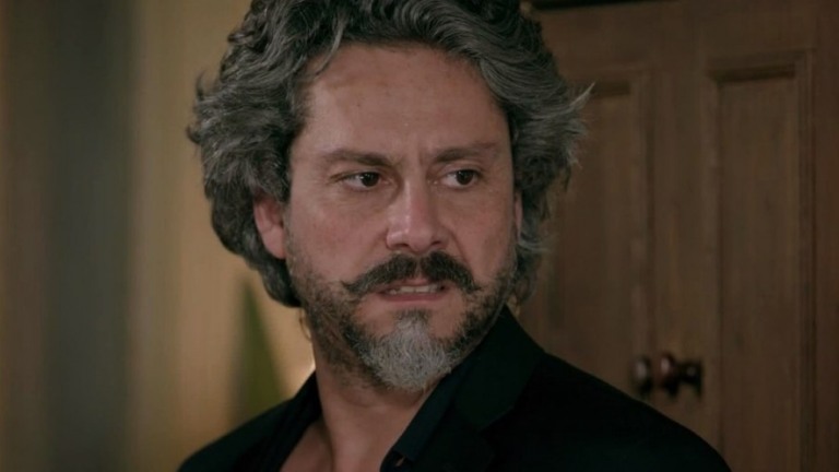 "Império": José Alfredo desmascara Fabrício e fica em choque com real identidade