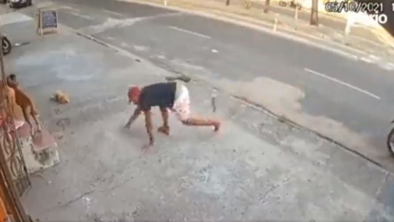 Ceará: Ladrão tropeça, perde chinelo, é mordido por cachorro e desiste do roubo