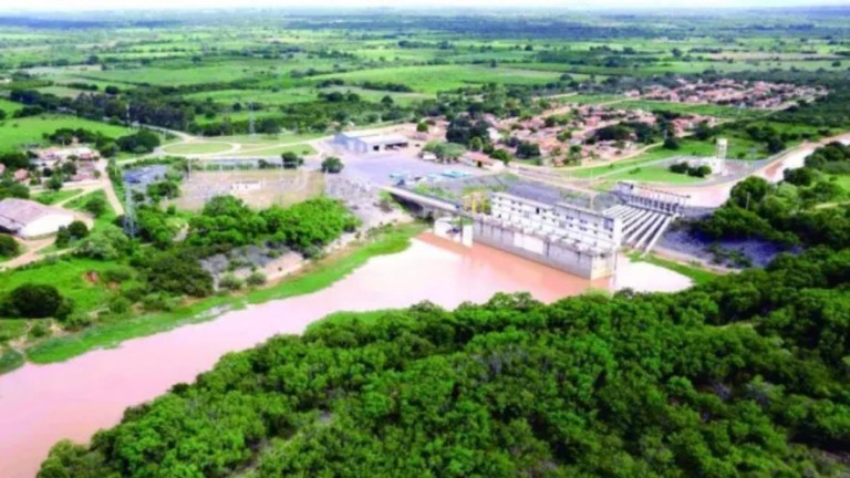 Em MG, homem joga água fervendo na mulher, põe fogo na casa e é preso