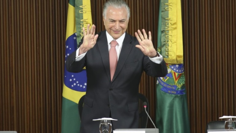Temer compartilha foto oficial autografada: 'Muita gente pede'
