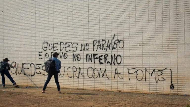 Ministério da Economia é pichado em manifestação contra Guedes