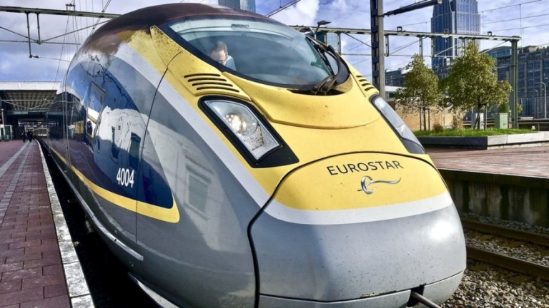 Homem é expulso de trem na França por não usar máscara corretamente