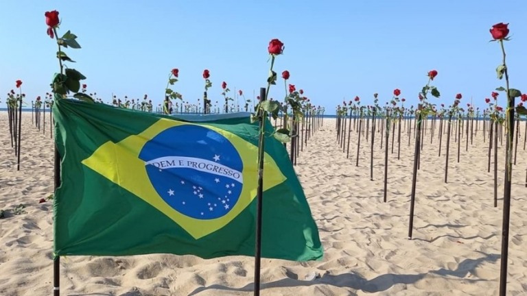 Brasil atinge a marca de 600 mil mortos pela covid-19