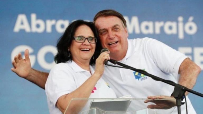 Damares defende veto de Bolsonaro: 'Prioridade é a vacina ou é absorvente?'