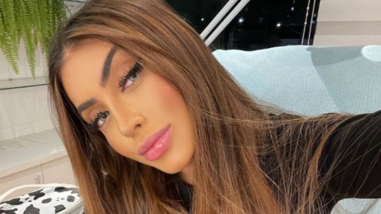 Mc Mirella é atacada em balada enquanto é escoltada por seguranças