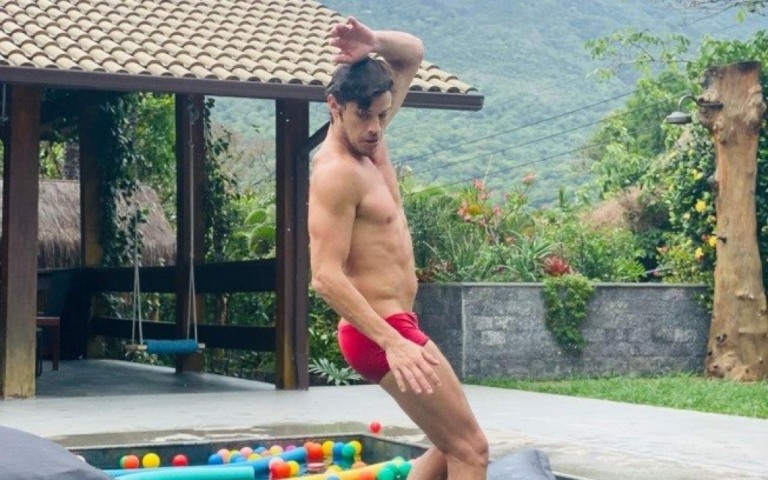 José Loreto curte sábado e arrisca surfe na piscina: "Surfo pela vida!"