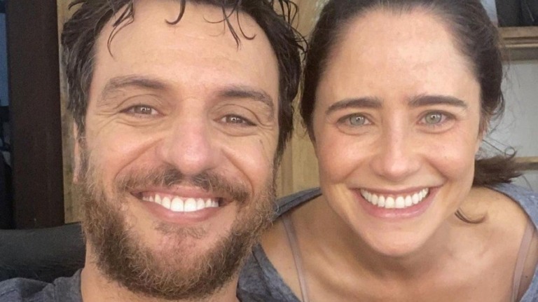 Fernanda Vasconcellos compartilha foto com Rodrigo Lombardi: "Novidades"
