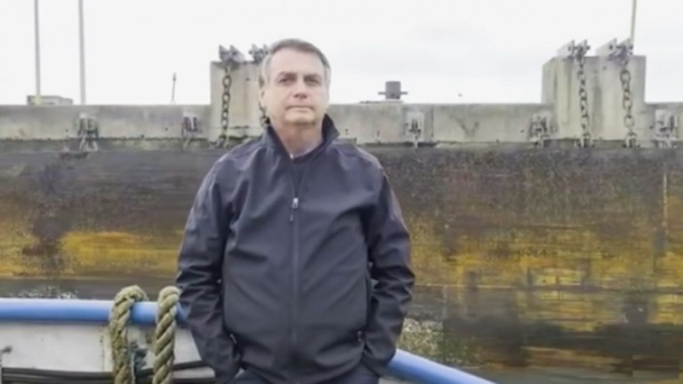 Bolsonaro é multado pela prefeitura de Peruíbe por não utilizar máscara