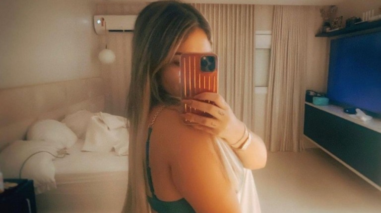 Marília Mendonça posa pela primeira vez de fio dental