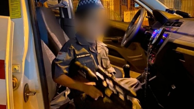 Polícia Militar posta fotos de criança fardada segurando fuzil de brinquedo