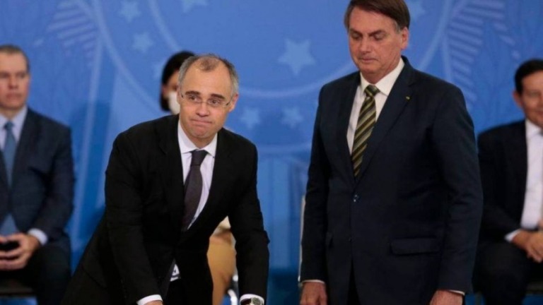 "O que Alcolumbre está fazendo não se faz", diz Bolsonaro sobre Mendonça