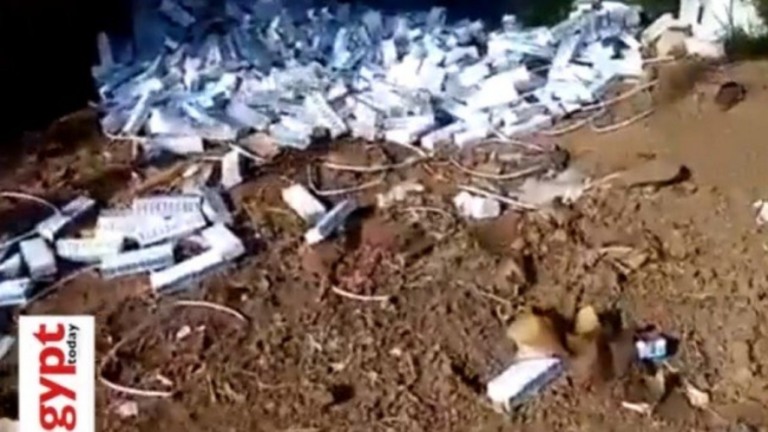 VÍDEO: Três pessoas são presas no Egito após despejar vacinas em canal