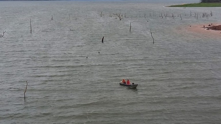 Dois homens desaparecem após barco naufragar em represa no Paraná