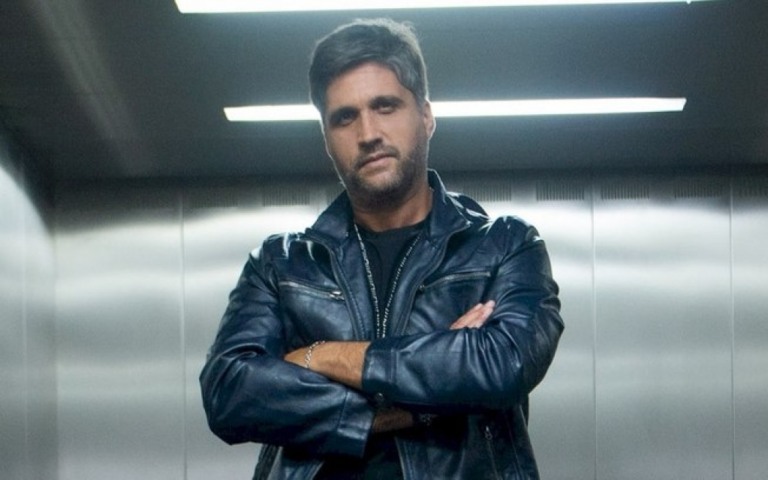 Leo Chaves diz que lidou com crise no sucesso "descontando na bebida"