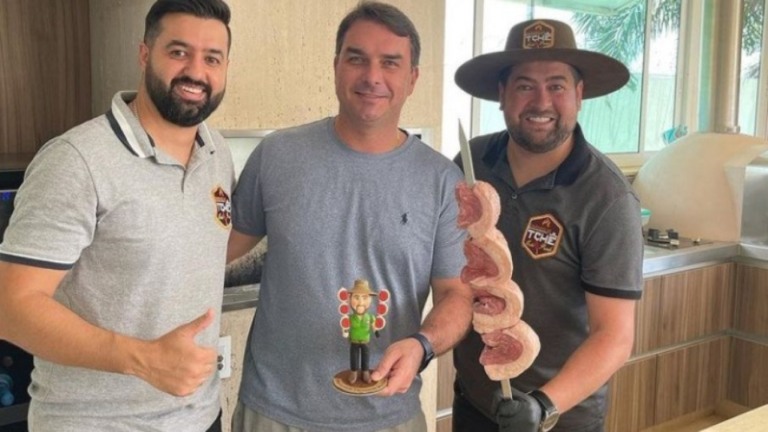 Com carne em alta, família Bolsonaro se aproxima de "churrasqueiro dos artistas"