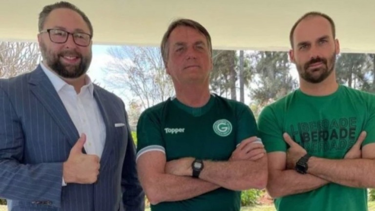 Encontros de Bolsonaro e Eduardo com alvos de investigação entram na mira da PF