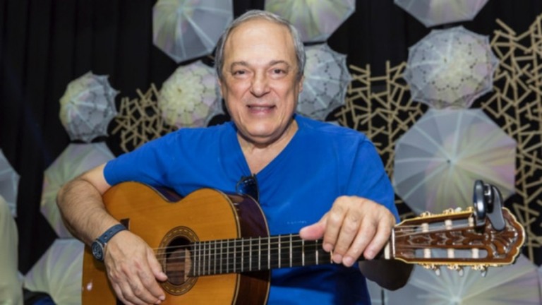 Toquinho posta foto de neto e leva invertida de ex-nora: "Não procuram há anos"