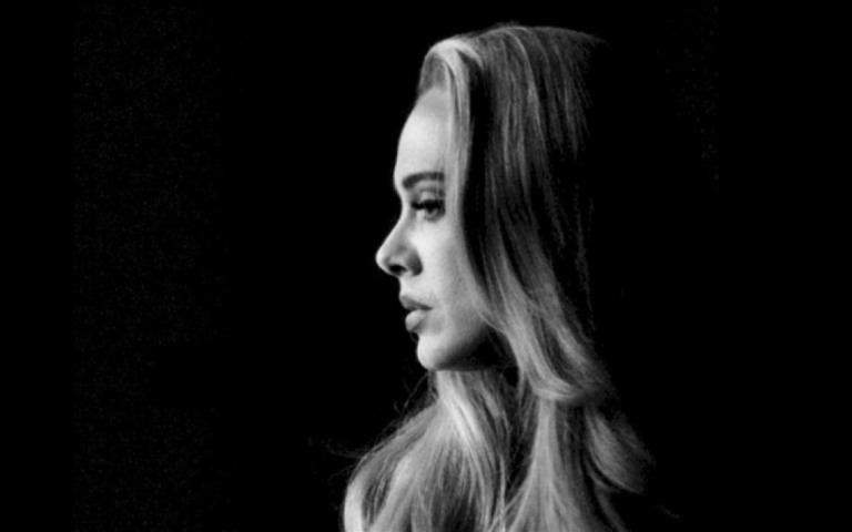 Adele divulga foto promocional de seu novo single "Easy On Me"