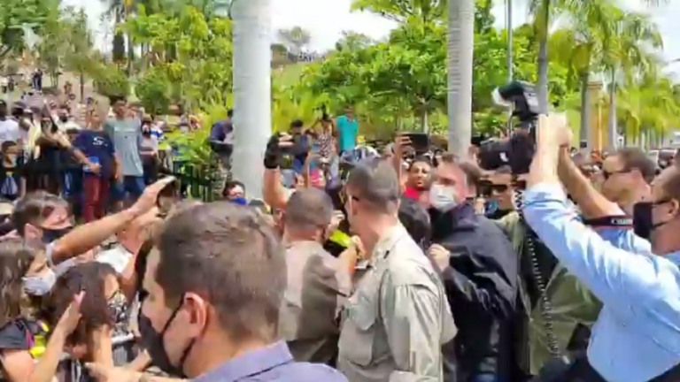 Bolsonaro chega de máscara a Aparecida para participar de missa