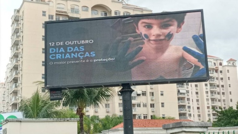 Pai de Henry homenageia filho no Dia das Crianças com outdoors no RJ; veja