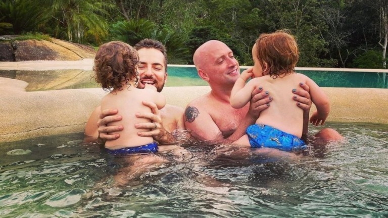 Thales Bretas faz reflexão de Dia das Crianças em foto com os filhos