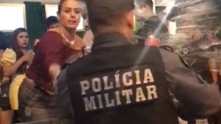 Mulher joga cerveja na cara de policial e é presa em Cuiabá; veja o vídeo
